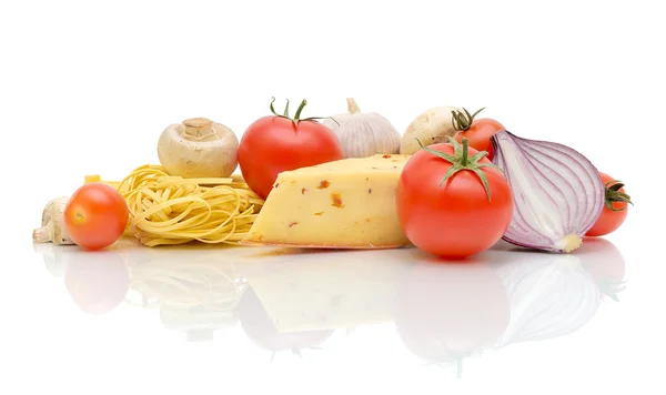 Käse, Pilze, Nudeln und Gemüse auf weißem Hintergrund — Stockfoto