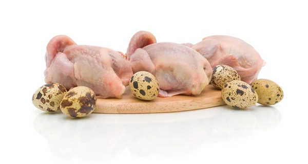 Carcaças de ovos de codorniz e de codorniz sobre fundo branco — Fotografia de Stock