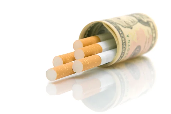 Сигарети в доларах США на білому фоні — стокове фото