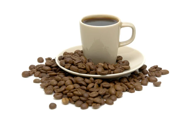 Kupa kávé és kávébab fehér alapon — Stock Fotó