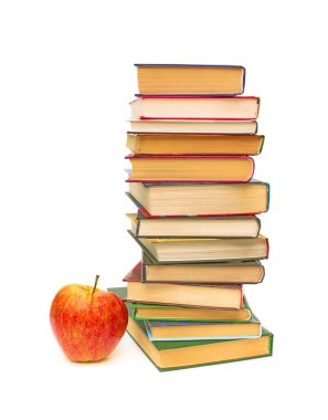 Kırmızı elma ve beyaz zemin üzerine kitaplar büyük bir yığını
