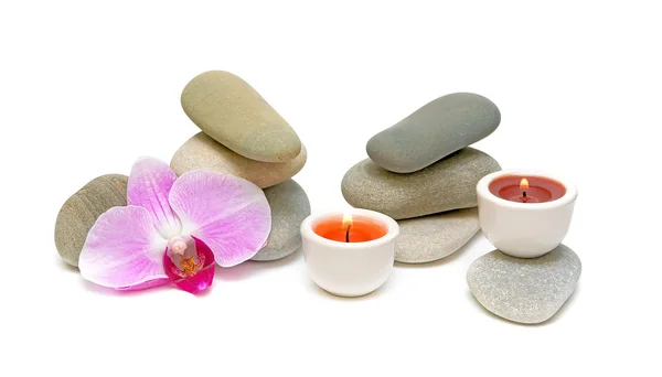 Spa concept - orchidee kaarsen en zee steentjes. — Stockfoto