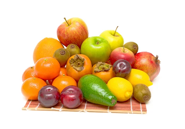 Bodegón de frutas frescas sobre fondo blanco — Foto de Stock