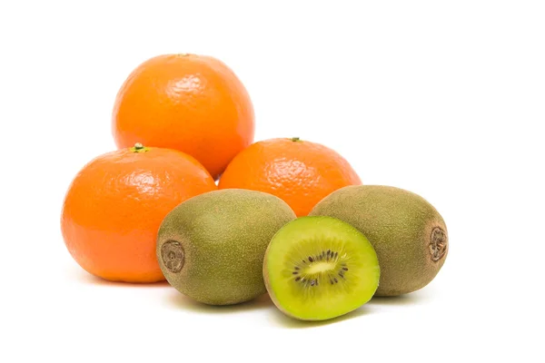 Kiwi a mandarinky na bílém pozadí detail — Stock fotografie