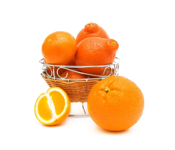 Laranjas e tangerinas capturaram um vaso em um fundo branco — Fotografia de Stock