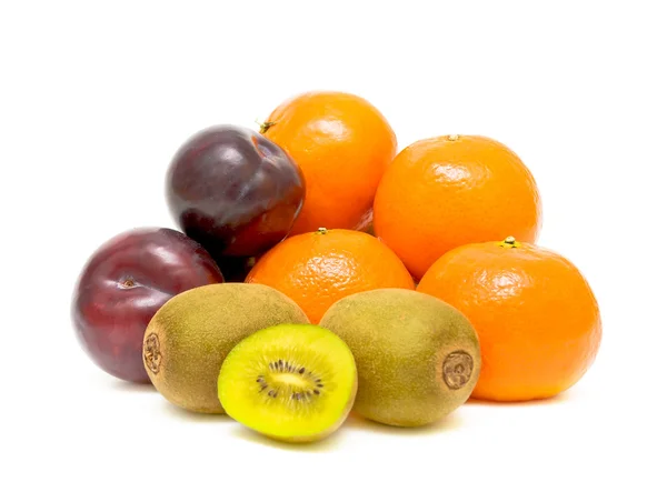 Färsk frukt på en vit bakgrund — Stockfoto