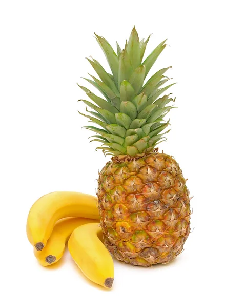 Banane mature e ananas su sfondo bianco — Foto Stock