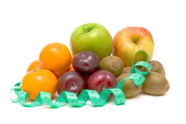 Früchte und Maßband auf weißem Hintergrund — Stockfoto
