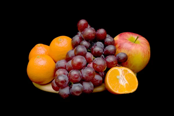 Frukt på en svart bakgrund — Stockfoto