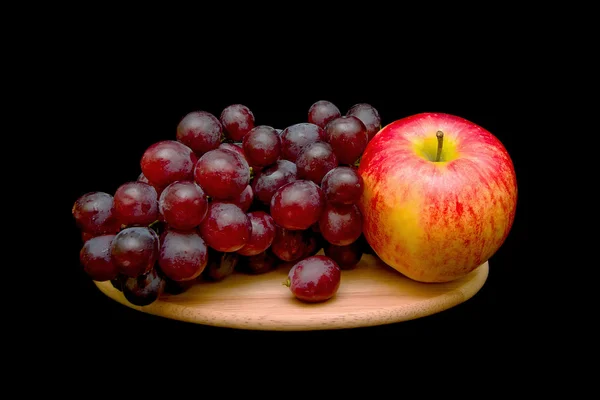 Grape and apple on a black background — 图库照片