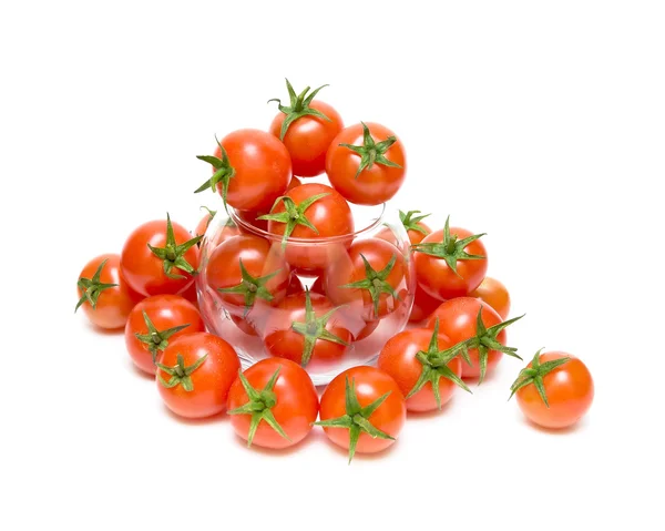 Tomates cereja maduros em um fundo branco — Fotografia de Stock