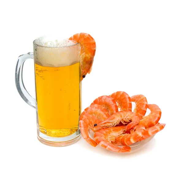 Een glas light bier en garnalen op een witte achtergrond — Stockfoto