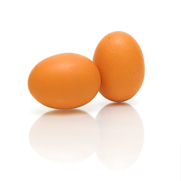 Dwa jajka na białe tło zbliżenie — Zdjęcie stockowe