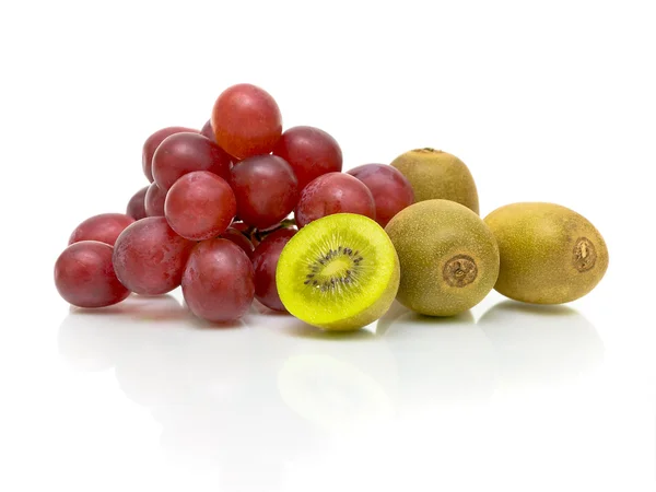 Druiven en kiwi vruchten op witte achtergrond — Stockfoto