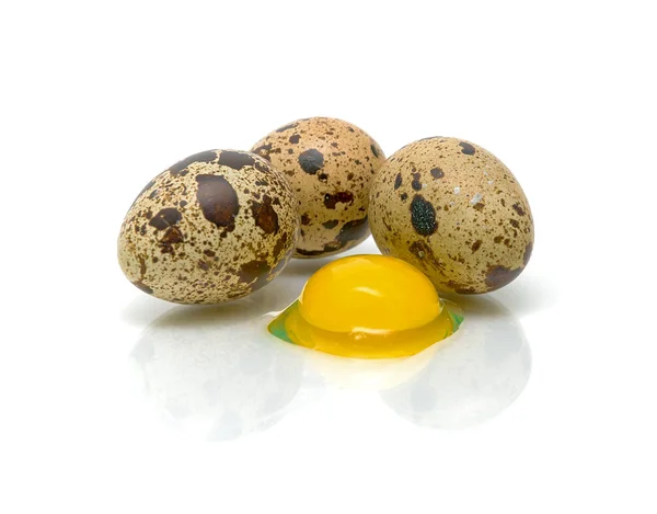 Křepelčí vejce a žloutek na bílém pozadí — Stock fotografie