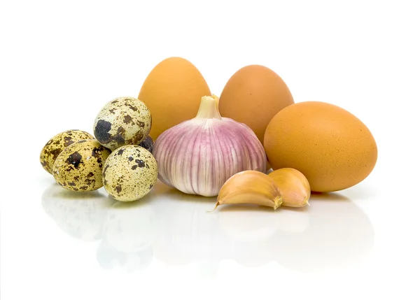 Aglio, pollo e uova di quaglia su sfondo bianco — Foto Stock