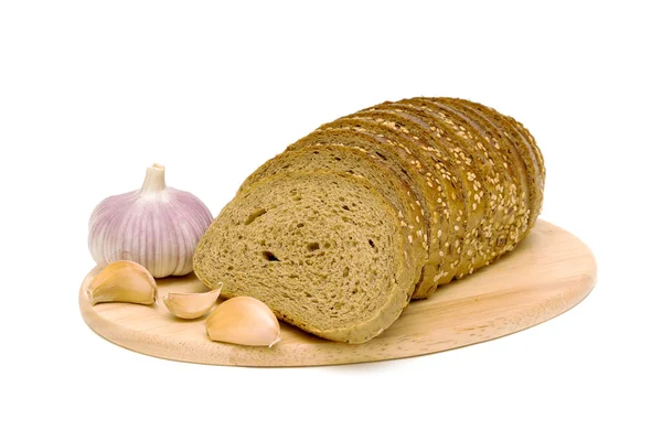 Pão fresco e alho sobre um fundo branco — Fotografia de Stock