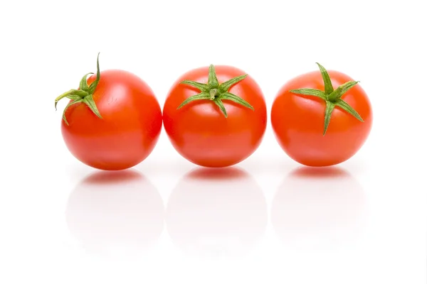 Tres tomates sobre un fondo blanco — Foto de Stock