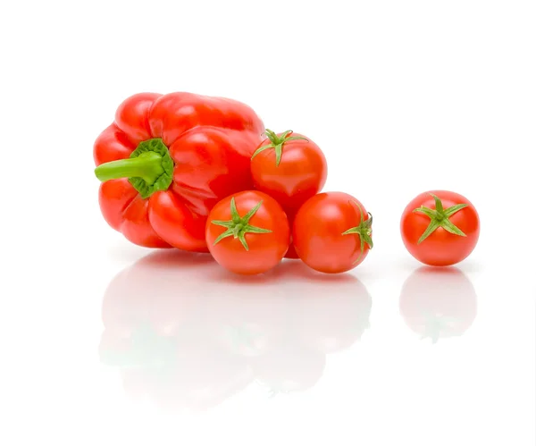 Paprikat ja tomaatit valkoisella pohjalla — kuvapankkivalokuva