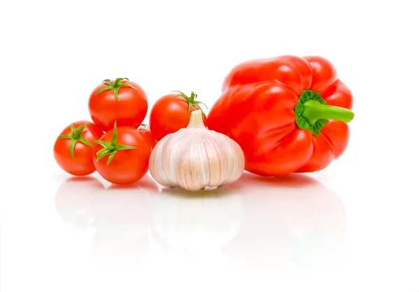 Peper, knoflook en tomaten op een witte achtergrond — Stockfoto