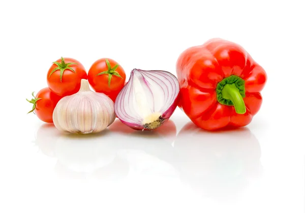 Rijpe tomaten, knoflook, uien en paprika op een witte achtergrond — Stockfoto