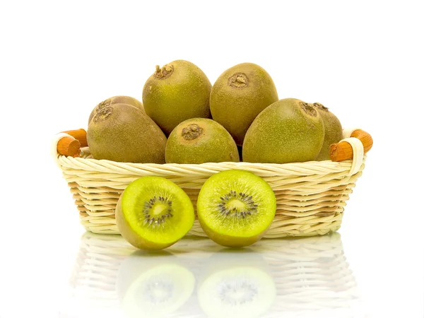 Kiwi fruta en una canasta sobre un fondo blanco — Foto de Stock