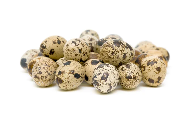 Ovos de codorna sobre um fundo branco — Fotografia de Stock