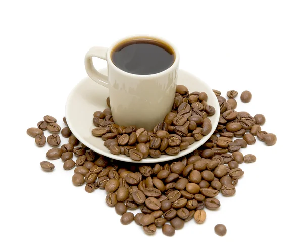 Kávébab és egy csésze kávé, egy fehér háttér — Stock Fotó