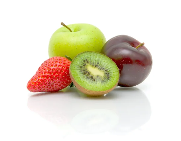 Frutas frescas sobre fondo blanco de cerca — Foto de Stock