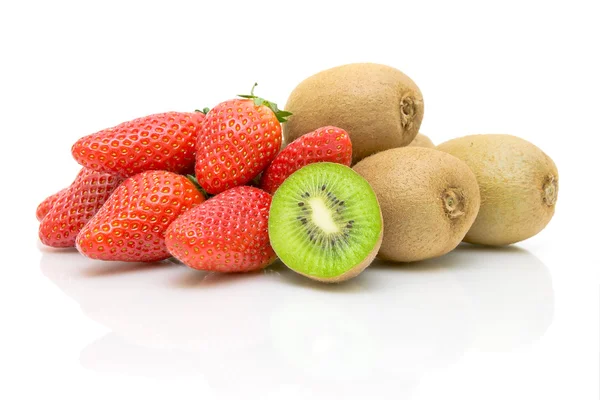 Fresas y kiwi sobre fondo blanco —  Fotos de Stock
