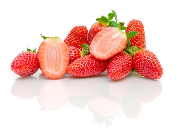 用反射在白色背景上的美丽草莓 — 图库照片