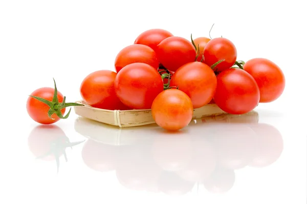 Beyaz arka planda olgun domatesler — Stok fotoğraf