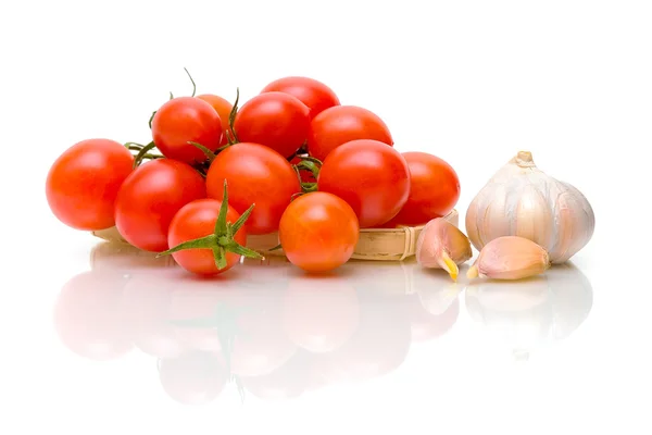 Rajčata a česnek na bílém pozadí — Stock fotografie