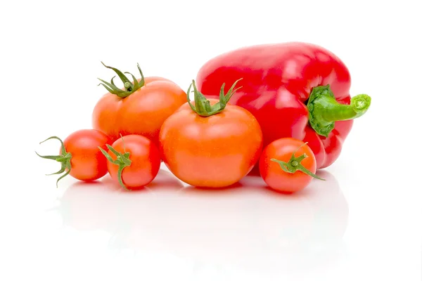 Rajčata a papriky na bílém pozadí — Stock fotografie