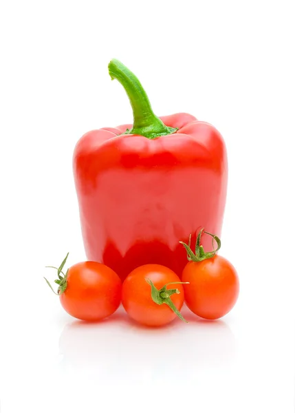 Czerwona papryka i pomidory na białym tle — Zdjęcie stockowe