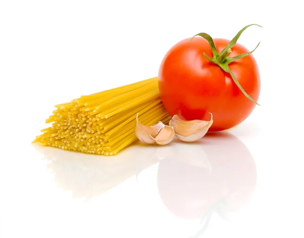 Nudeln, Tomaten und Knoblauchzehen auf weißem Hintergrund — Stockfoto