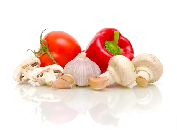 蘑菇、 西红柿、 大蒜和辣椒在白色背景上 — 图库照片