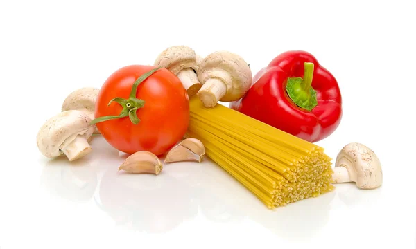 Pasta, peppers, tomatoes, garlic and mushrooms close up — Stock Photo, Image