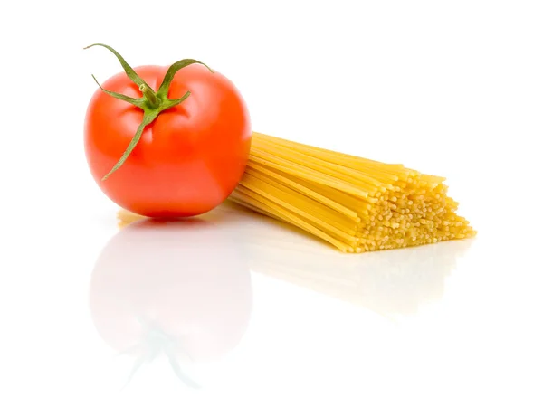 トマトと白い背景の上のパスタ — ストック写真