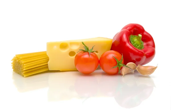 Pasta, ost och grönsaker på vit bakgrund — Stockfoto