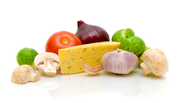 Queso, champiñones y verduras sobre un fondo blanco — Foto de Stock