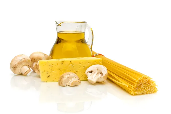 Olivenöl, Pilze, Spaghetti und Käse auf weißem Hintergrund — Stockfoto