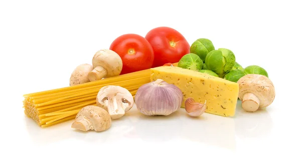 Овощи, макароны, грибы и сыр на белом фоне — стоковое фото