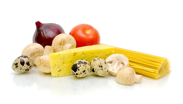 Svamp, grönsaker, ost och pasta på en vit bakgrund — Stockfoto