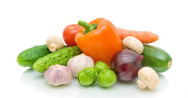 Čerstvá zelenina a houby na bílém pozadí — Stock fotografie