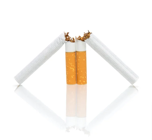 Κάπνισμα. σπασμένα τσιγάρα. — Φωτογραφία Αρχείου