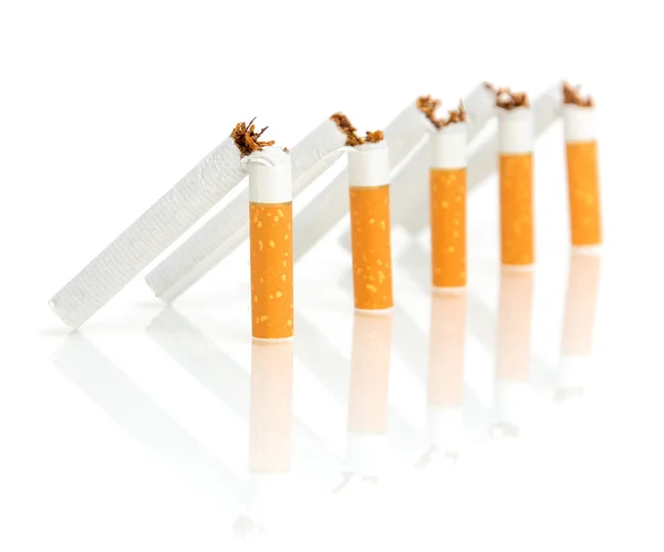 Σπασμένα τσιγάρων σε λευκό φόντο με αντανάκλαση — Φωτογραφία Αρχείου