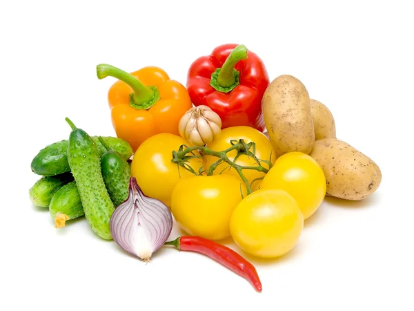 Stillleben mit frischem Gemüse auf weißem Hintergrund — Stockfoto