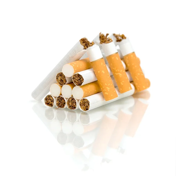 Cigaretu na bílém pozadí s odleskem — Stock fotografie