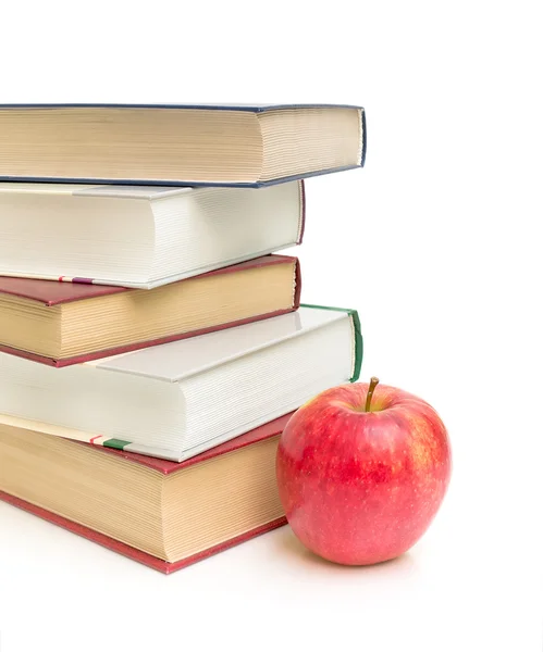 Apfel und Bücher auf weißem Hintergrund — Stockfoto